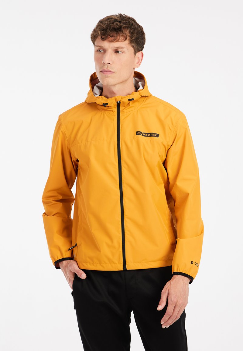 Žltá nepremokavá bunda s predným zipsom, nastaviteľnou kapucňou a čiernymi akcentami. Obsahuje logo na hrudi a elastické manžety.