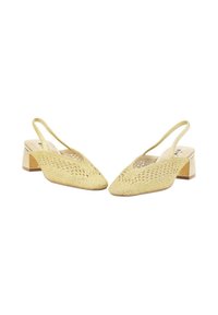 Zapatos amarillos de ganchillo con tira trasera, punta afilada, tacón bajo y patrón de corte en la parte superior; material texturizado tejido.