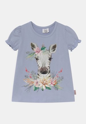 Lichtpaarse T-shirt met korte mouwen met een zebra-gezichtsafbeelding, versierd met kleurrijke bloemen en bladeren rond het hoofd en de nek.