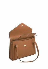 Borsa a mano in pelle marrone con un design strutturato, dotata di chiusura a pattina e accessori in oro. Tasca interna e tracolla regolabile.
