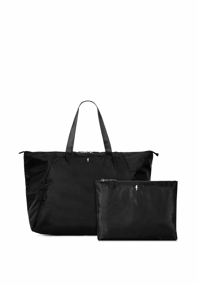 Zwarte nylon totebag met twee handvatten en een ritsluiting, vergezeld van een kleinere zwarte pouch, beide met een gladde textuur en een minimalistisch ontwerp.