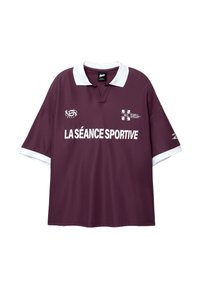 Burgundy short-sleeve polo shirt with a white collar and cuffs, featuring large white text reading "LA SÉANCE SPORTIVE" across the front.