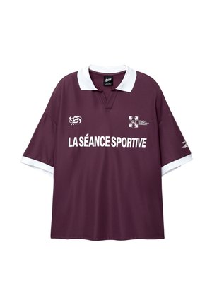 Burgundska polo majica s kratkimi rokavi z belim ovratnikom in manšetami, z velikim belim besedilom "LA SÉANCE SPORTIVE" na sprednji strani.