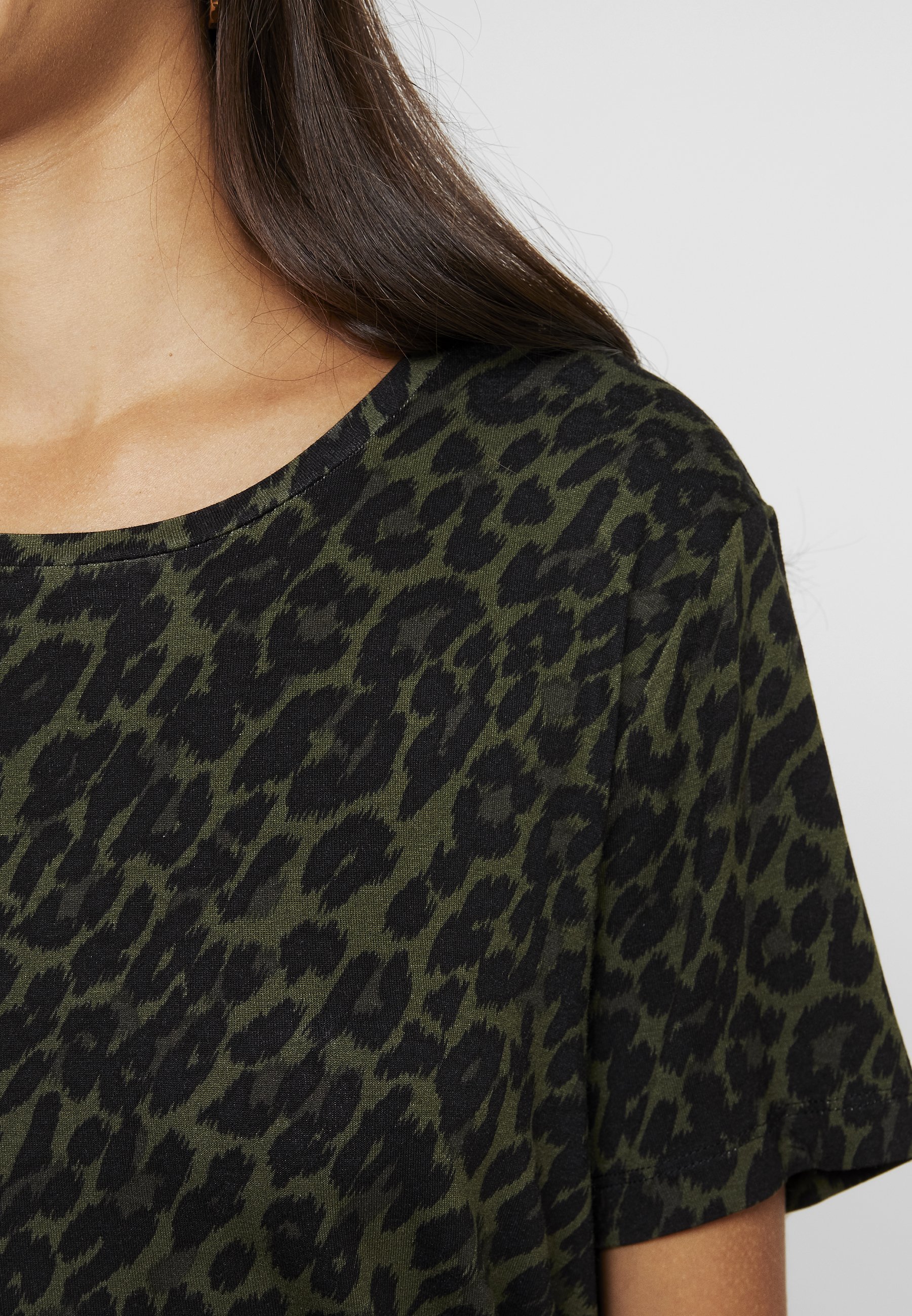 b.young BYRILLO T shirts med print olive night combi b.young BYRILLO - T-shirts med print - olive night