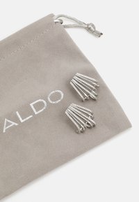 Pendientes de plata con múltiples hebras apiladas, decorados con strass transparentes. Presentados en una suave bolsa gris con el logo "ALDO".