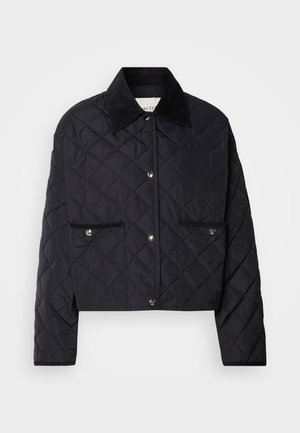 Schwarze gesteppte Jacke mit einem verkürzten Design, Cordkragen, Druckknopfverschluss und zwei Vordertaschen mit silbernen Hardware-Akzenten.
