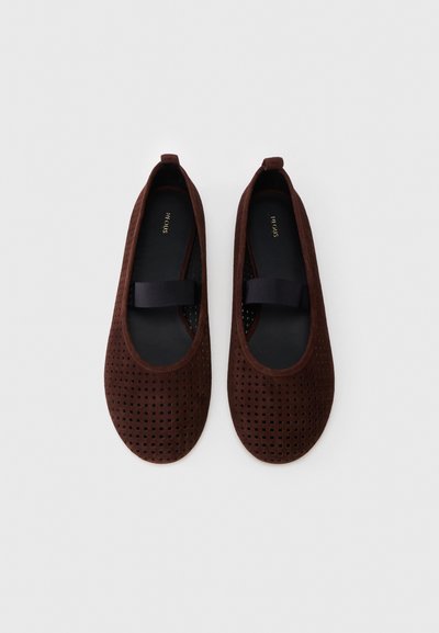 Pantofi slip-on maro perforați, cu căptușeală interioară neagră și curea elastică. Textură netedă, cu vârf rotund și design ușor.