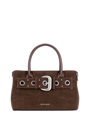 Sac à main en cuir marron avec deux anses, large ceinture décorative avec une grande boucle argentée et des œillets à l’avant, et le nom de la marque Wittchen en dessous.