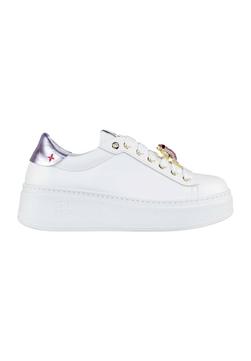 Sneaker platform bianco in pelle liscia, con dettagli argentati sul tallone, occhielli dorati e un decorativo dettaglio in lucertola sui lacci.
