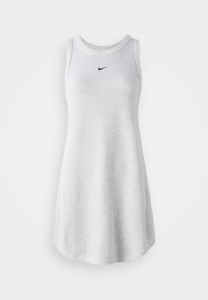 Vestido sin mangas gris de canalé con escote redondeado y logo negro de Nike en el pecho. Material suave de mezcla de algodón, corte relajado.