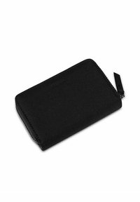 Černá peněženka na zip z texturované tkaniny, s hladkým povrchem, minimalistickým designem a malým připojeným táhlem.