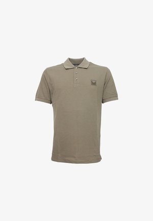 Polo de color verde oliva en mezcla de algodón, con un cierre de tres botones, mangas cortas y un pequeño parche de la marca en el pecho.