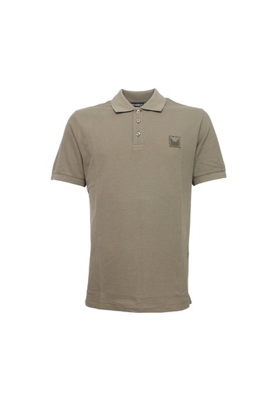 Olivno zeleno polo majica iz mešanice bombaža, z značilnim trakom s tremi gumbi, kratkimi rokavi in majhnim blagovno znamčnim označevalcem na prsih.