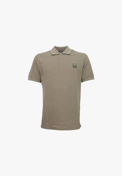 Olivno zeleno polo majica iz mešanice bombaža, z značilnim trakom s tremi gumbi, kratkimi rokavi in majhnim blagovno znamčnim označevalcem na prsih.