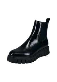 Černá lakovaná kožená kotníková bota s elastickými bočními panely, silnou platformou a výraznou strukturou se drážkami.