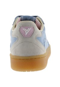 Blauwe suède sneakers met een beige hiel, een getextureerde rubberen zool en een roze logo-accent op de achterkant. Het ontwerp heeft zowel een gladde als een getextureerde afwerking.