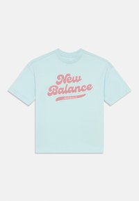 Svijetloplavi kratki rukav majica s ružičastim natpisom "New Balance Athletics" u retro fontu centriranim na prsima.