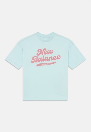 Světle modré tričko s krátkým rukávem a růžovým nápisem "New Balance Athletics" v retro písmu umístěným na hrudi.
