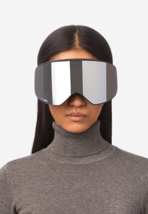 Zonnebril met een groot, wikkelend ontwerp. De montuur is zwart met een glanzende afwerking, met donkere reflecterende lenzen en een opvallende V-vorm aan de onderkant.