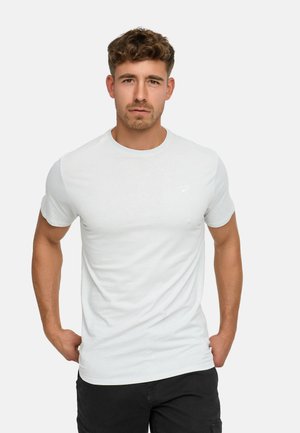 Hvid kortærmet T-shirt lavet af bomuld, med rund halsudskæring og et diskret logo på venstre bryst. Glat tekstur, almindelig pasform.