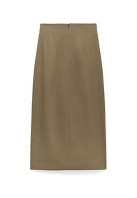 Gonna a matita marrone fino al ginocchio con zip sul retro e dettagli di cucitura sottili su uno sfondo bianco.
