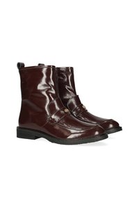 Botas de tobillo de cuero burdeos con un acabado brillante, suela negra plana y una correa con un detalle de botón decorativo en cada bota.