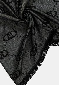 Scarf intrecciato nero e argento con design a motivi e bordi frangiati, che mostra una texture liscia con una leggera lucentezza.