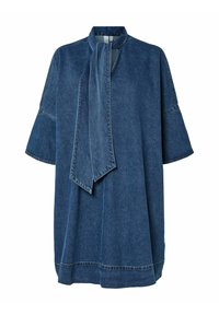 Vestido de mezclilla en azul oscuro con cuello alto, detalle de lazo y mangas acampanadas. Presenta un corte holgado y costuras visibles a lo largo del dobladillo.