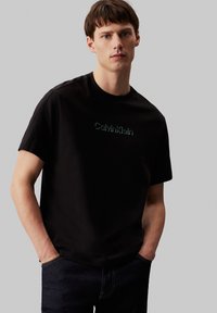 Calvin Klein SHADOW EMBOSSED LOGO - Marškinėliai su spaudiniu - ck black