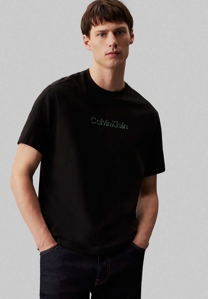 Calvin Klein SHADOW EMBOSSED LOGO - Marškinėliai su spaudiniu - ck black
