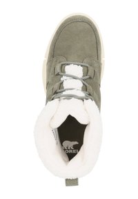 Zapatilla de ante verde oliva con forro de felpa blanca, cordones texturizados y suela de goma crema. Punta redondeada y cuello acolchado para mayor comodidad.