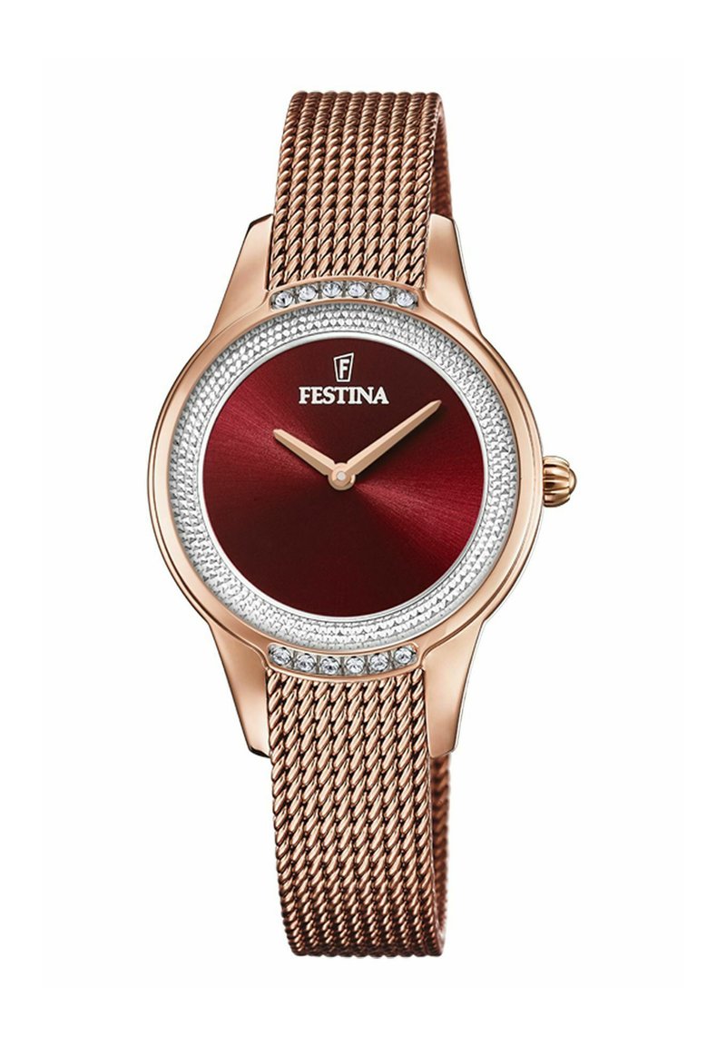 Montre Festina avec un cadran rond bordeaux, un bracelet en maille rose doré et une lunette ornée de rhinestones, présentant des aiguilles minimalistes et un logo.