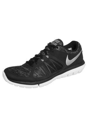 Chaussure de course Nike noire et grise avec semelle blanche et logo Nike swoosh argenté sur le côté, vue en angle trois-quarts.