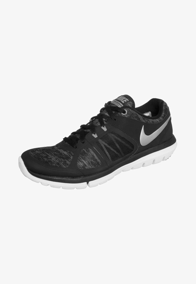 Chaussure de course Nike noire et grise avec semelle blanche et logo Nike swoosh argenté sur le côté, vue en angle trois-quarts.