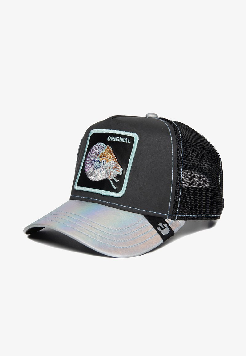 Schwarze Trucker-Mütze mit einem holografischen Schirm, ausgestattet mit einem gestickten Nautilus-Design auf einem quadratischen Patch und einem Netzrücken für Belüftung.