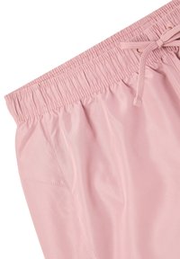 Shorts rosa chiaro con vita elastica, chiusura con cordino e texture liscia. Presentano dettagli di cucitura laterale e una vestibilità comoda.
