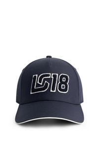 Granatowa czapka baseballowa z gładkiego materiału, z teksturowanym białym i czarnym logo "LC 18" z przodu oraz kontrastującym białym wykończeniem.