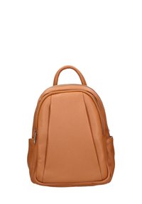 Zaino in pelle tan con texture liscia, manico superiore arrotondato e tasca frontale con zip. Presenta un design angolare e tasche laterali a fessura.