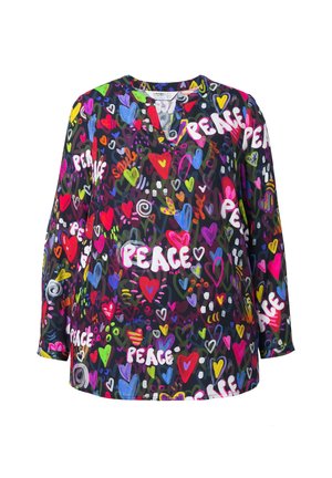 Blusa de manga larga multicolor con base negra, adornada con corazones vibrantes y palabras como "paz" en colores brillantes, con un diseño de cuello en V.