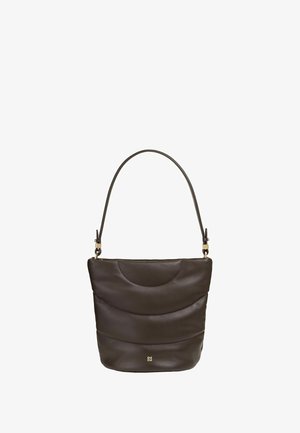 Bolso de mano de cuero marrón con un patrón ondulado, un asa superior simple y acentos en dorado. Textura suave y diseño compacto.