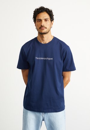 adidas Originals FASHION - Nyomott mintás póló - night indigo