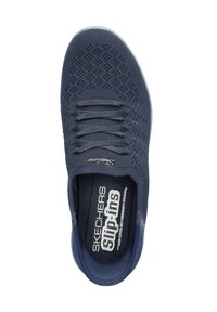 Zapato slip-on de Skechers en azul marino que presenta un upper de punto texturizado, cordones elásticos y una plantilla acolchada con "Air Cooled Memory Foam."