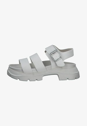 Weißer Sandale mit mehreren breiten Riemen und einer seitlichen Schnalle. Verfügt über eine strukturierte Sohle mit einem klobigen Design und erhöhten Kanten.