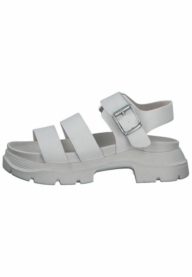 Sandal blanco con múltiples tiras anchas y un hebilla lateral. Presenta una suela texturizada con un diseño robusto y bordes elevados.