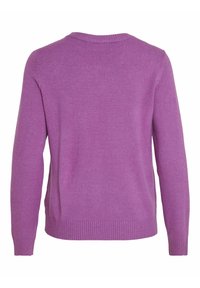 Lila stickad tröja, rund hals, långa ärmar, ribbad mudd och fåll, slät textur, enhetlig färg, enkel design, inga synliga dekorationer.