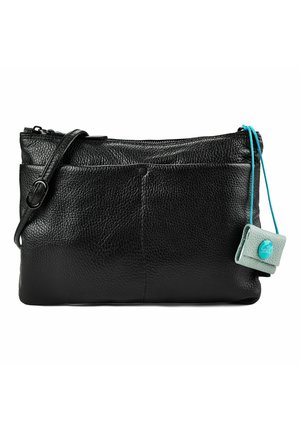 Borsa a tracolla in pelle nera testurizzata con tracolla regolabile e piccola pochette grigia attaccata da un laccio blu con un bottone tondo blu.