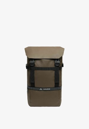 Brauner rechteckiger Rucksack mit oberer Klappe, schwarzen verstellbaren Gurten und Vaude-Logo auf dem vorderen horizontalen Gurt.