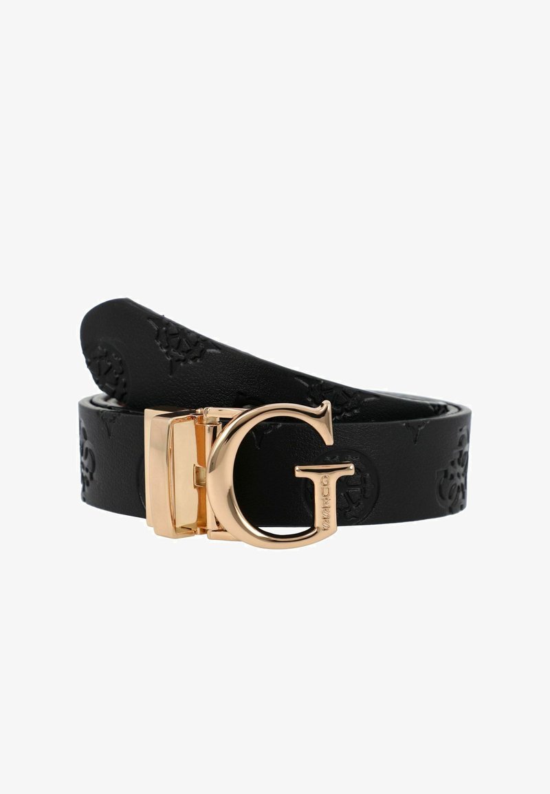 Zwarte leren riem met reliëfpatronen en een goudkleurige gesp in de vorm van de letter "G" met de gravure "GUESS".