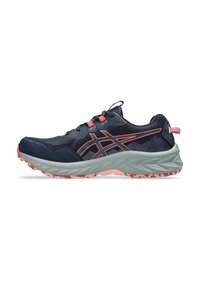 Chaussure de sport bleu marine avec des accents corail, semelle texturée gris, tige en mesh et lacets, vue de profil sur fond blanc.