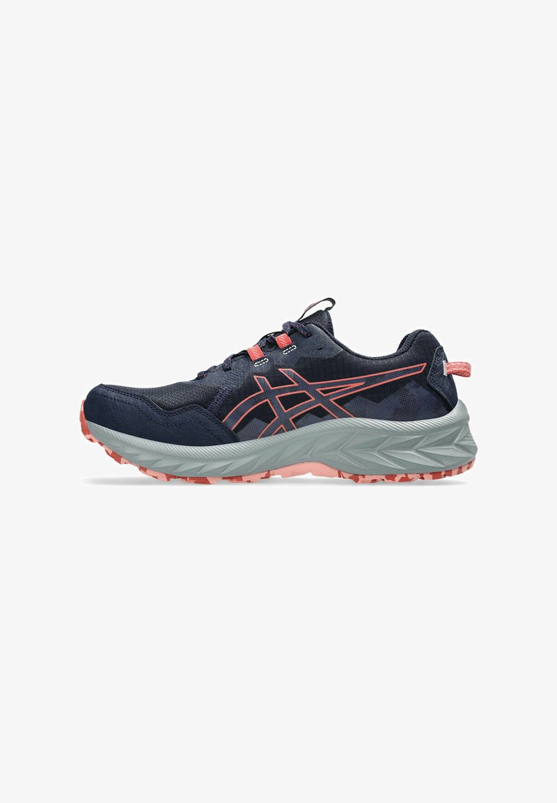 Chaussure de sport bleu marine avec des accents corail, semelle texturée gris, tige en mesh et lacets, vue de profil sur fond blanc.